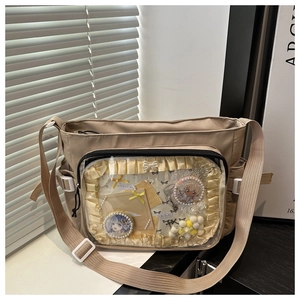 Détail du sac cabas marron clair avec compartiment en PVC transparent et décor de dentelle