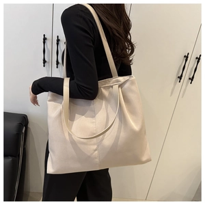 Détail d'un grand sac fourre-tout blanc crème minimaliste en cuir PU de haute qualité