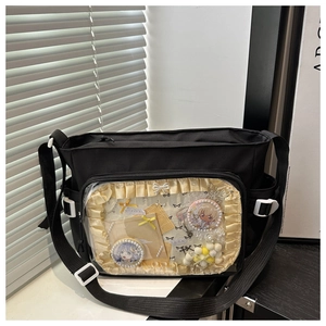 Détail du sac ita noir avec fenêtre transparente en PVC pour badges et décorations anime