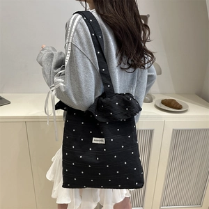 Sac cabas en toile à fleurs avec bords à volants et bandoulière dans un cadre de vie