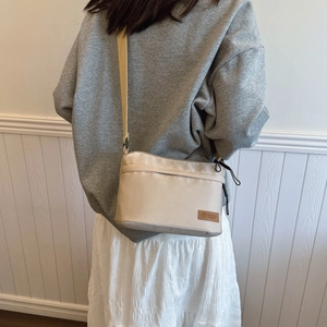 Borsa a tracolla rettangolare in nylon beige con tracolla regolabile e logo in pelle