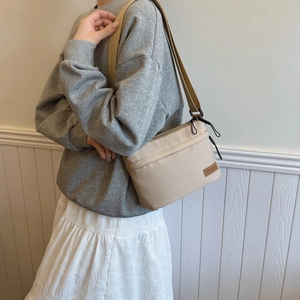 Borsa a tracolla quadrata minimalista in nylon beige da donna con ampia tracolla