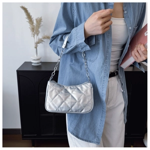 Schicke silberne Stepptasche mit Kettenriemen in modernem Lifestyle-Ambiente
