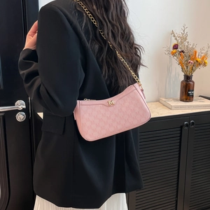 Pink shoulder bag with M-letter monogram print and golden metal chain strap for women