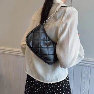 Klassische schwarze gesteppte Schultertasche mit silberner Kette als stilvolle Unterarmtasche