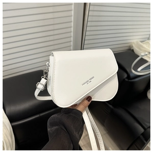Détail du sac bandoulière blanc en cuir PU avec rabat asymétrique et logo tendance
