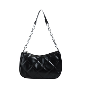 Schwarze gesteppte Schultertasche mit silberner Kette auf weißem Hintergrund