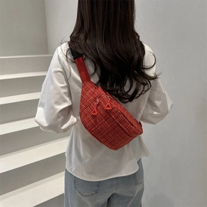 Sac de poitrine à carreaux rouges en tweed élégant avec bandoulière réglable et zip