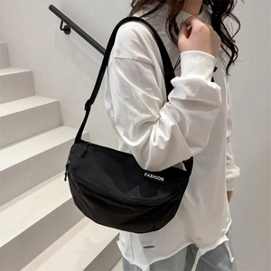 Sac bandoulière demi-lune noir pour femme en nylon avec sangle réglable et logo