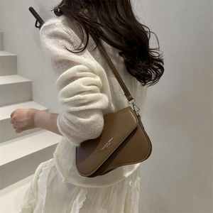 Sac bandoulière demi-lune marron foncé tendance en cuir lisse avec imprimé moderne