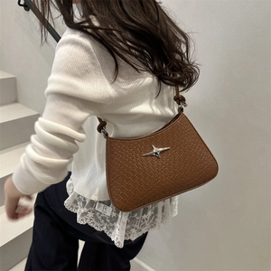 Sac sous le bras marron à texture tressée avec étoile argentée sur modèle