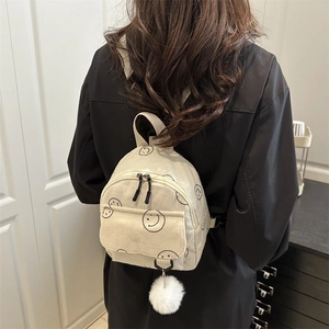 Schicker cremefarbener Cord-Mini-Rucksack für Damen mit Smiley-Print und Plüsch-Anhänger