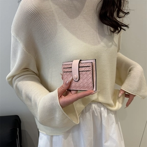 Porte-cartes tissé rose pour hommes avec fermeture à pression fine et design compact