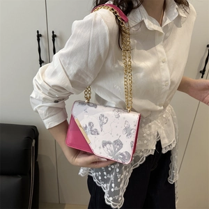 Sac carré chic 2025 avec imprimé papillon rose et blanc et bandoulière chaîne dorée