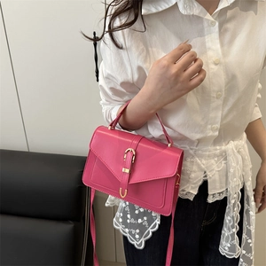 Sac bandoulière carré rose fuchsia tendance avec boucle dorée pour femme style 2025