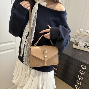 Sac bandoulière chic en similicuir camel avec boucle fer à cheval dorée et poignée
