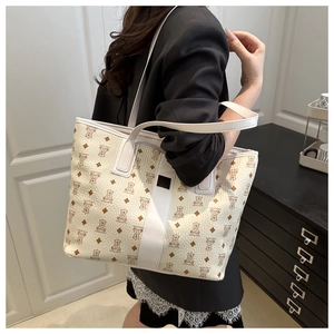 Détail du sac cabas blanc avec motifs d'ours vintage et texture cuir litchi