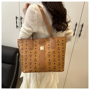 Sac cabas marron à motif monogramme ours montrant la vue de côté et la bandoulière