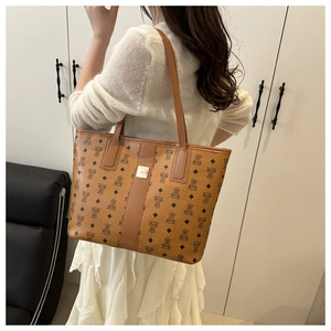Sac cabas marron à imprimé oursons porté à l'épaule dans un intérieur moderne
