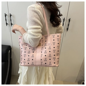 Détail du cabas rose avec motif d'ours, lanières en cuir et coutures de qualité