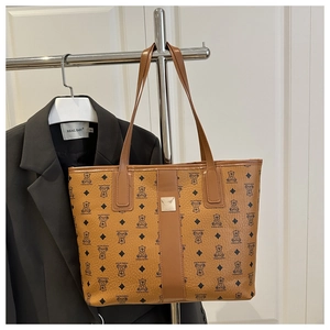 Gros plan d'un sac cabas marron avec imprimés ours et texture en similicuir grainé