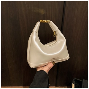 Détail du sac hobo blanc en PU brillant avec boucle dorée et lettrage du logo