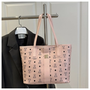 Détail du sac cabas rose avec imprimé d'ours et motifs de losanges noirs