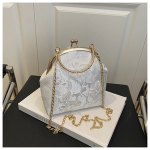 Détail du sac à main en dentelle blanche avec broderie papillon 3D et fermoir doré