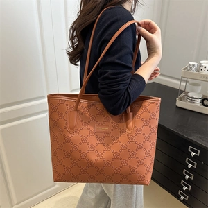 Sac fourre-tout marron en similicuir avec gaufrage floral et fines bandoulières quotidiennes