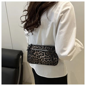 Détails du sac bandoulière léopard avec rivets argentés et bandoulière en chaîne