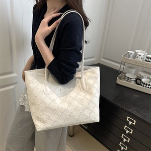 Sac fourre-tout beige minimaliste à relief floral avec fines bretelles pour le quotidien