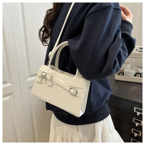 Détail du sac carré blanc en cuir PU avec décoration nœud et boucle argentée élégante