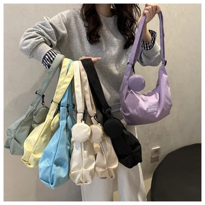 Set dettagliato di borse a mezzaluna in nylon multicolore con borsellini coordinati