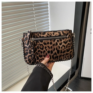 Détail du sac bandoulière léopard avec rivets argentés et bandoulière en chaîne