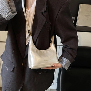 Sac hobo argenté minimaliste pour femmes avec un design en croissant tendance et éclat perlé