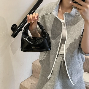 Sac hobo en cuir verni noir brillant avec inscription Fashion & Bags pour femme