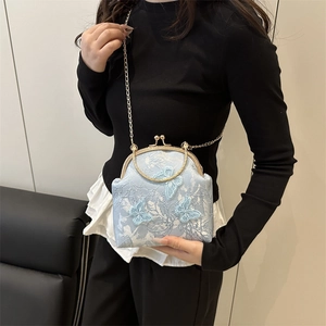 Sac coquille bleu clair vintage avec appliques papillon 3D et bandoulière chaîne