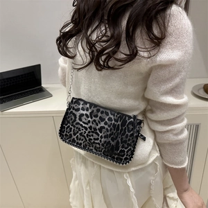 Petit sac bandoulière à imprimé léopard avec bordure perlée argentée et chaîne en métal