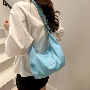 Borsa a spalla a mezzaluna blu chiaro minimalista con etichetta FANYISSA donna