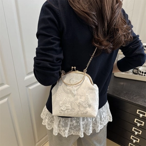 Sac coque en dentelle blanche avec broderie papillon et bandoulière chaîne vintage