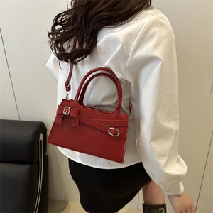 Sac bandoulière carré rouge rétro avec nœud décoratif et détails métalliques