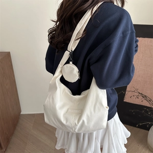 Borsa hobo bianca a mezzaluna minimalista con portamonete e logo del marchio FANYISSA