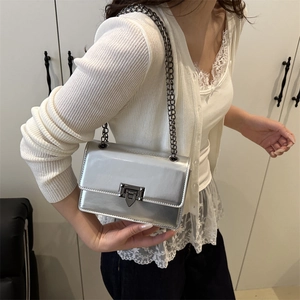 Sac bandoulière argenté effet miroir avec chaîne gris foncé et fermoir métallique