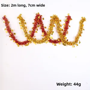 Detailed view of 2m red and gold heart-shaped tinsel garland with 7cm width and 44g weight
