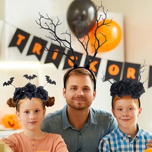 Trois serre-têtes d'Halloween avec roses noires et chauves-souris portés par des modèles
