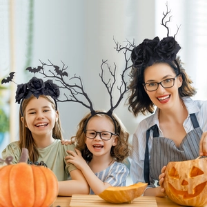 Femmes et enfants portant des bandeaux de roses noires et chauves-souris d'Halloween