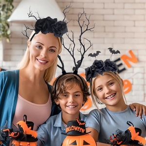 Famille portant des serre-têtes d'Halloween roses noires et chauves-souris décor