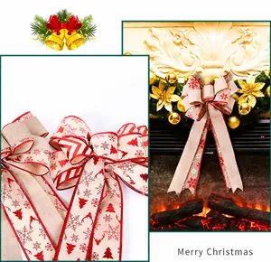 Détail du nœud de Noël en lin double épaisseur avec motifs de flocons pour sapin