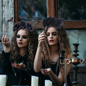 Détail de serre-tête d'Halloween avec roses noires et chauve-souris à paillettes