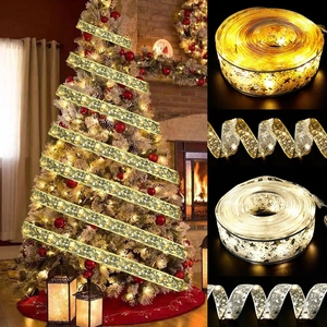 Detail von Gold- und Silber-LED-Bandlichtern mit Sternmustern für Weihnachtsbaumdeko